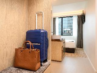 Compact Room 1 Queen Bed
