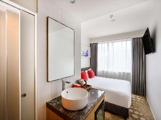 Compact Room 1 Queen Bed