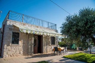 Trulli and pool Malvischi, Puglia