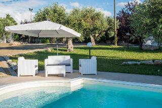 Trulli and pool Malvischi, Puglia