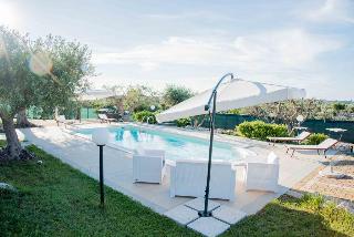 Trulli and pool Malvischi, Puglia