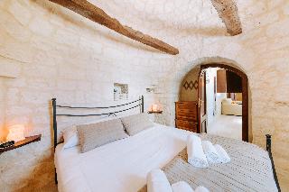 Trulli and pool Malvischi, Puglia