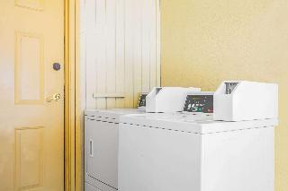 Super 8 by Wyndham Eagle Pass