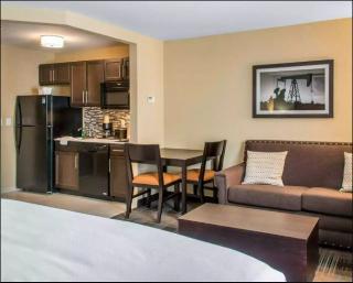 1 King Bed, Suite, Nonsmoking