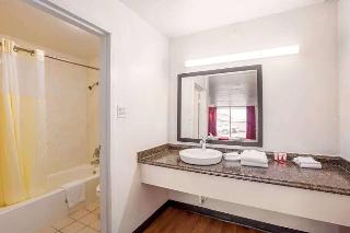 Travelodge by Wyndham Baton Rouge East