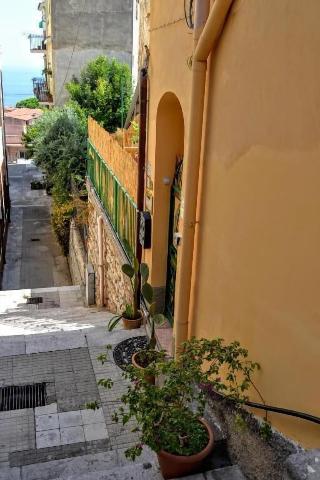 B&B Tauromenion