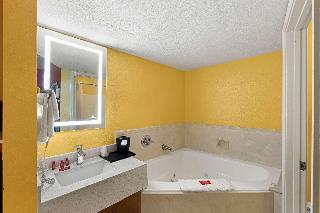 Suite-2 Queen Beds Non-Smoking Hot Tub Microwave And Refrigerator Continental Breakfast
