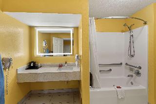 Suite King Bed Mobility Access Bathtub Sofabed Microwave Fridge Non-Smoking Continental Breakfast