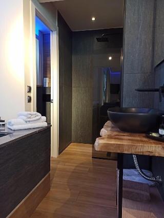 SKS Luxury Suites & Rooms