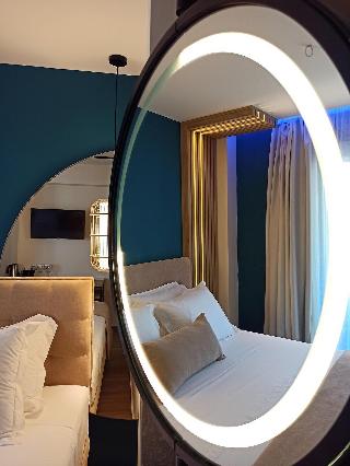 SKS Luxury Suites & Rooms
