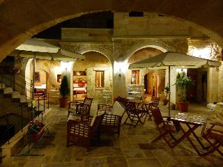 Canyon Cave Hotel