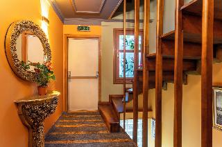 Wonder Wood Hotel