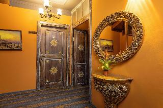 Wonder Wood Hotel
