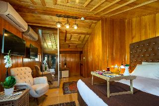 Wonder Wood Hotel