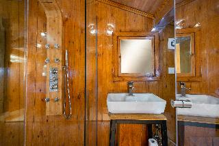 Wonder Wood Hotel