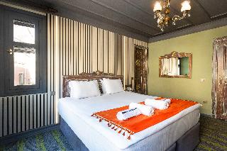 Wonder Wood Hotel