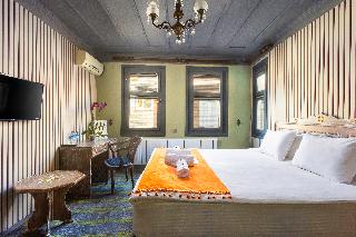 Wonder Wood Hotel
