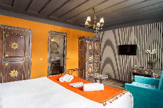 Wonder Wood Hotel