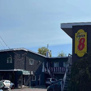 Super 8 by Wyndham Montreal