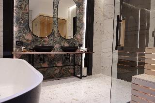 One Luxury Suites
