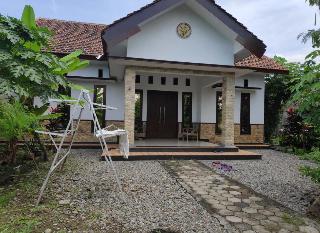 Dwi Sigit Homestay by ZUZU