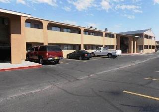 Desert Sands Inn & Suites