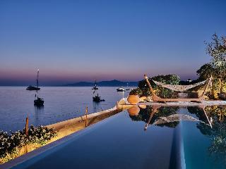 Belvedere Waterfront Villa & Suites