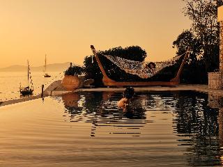 Belvedere Waterfront Villa & Suites