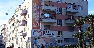Central Split Apartments and Rooms Paese