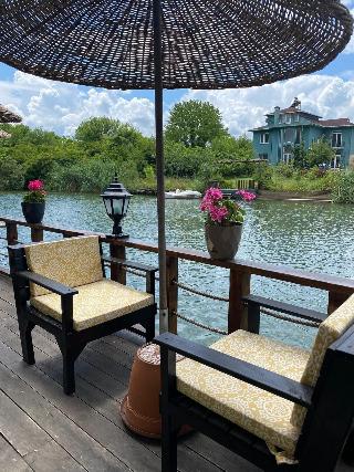 Sweet Home River Hotel