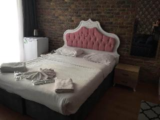 Royal Garden Suite Hotel