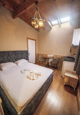 Royal Garden Suite Hotel