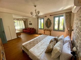 Rebetiko Luxury Hotel & Pool