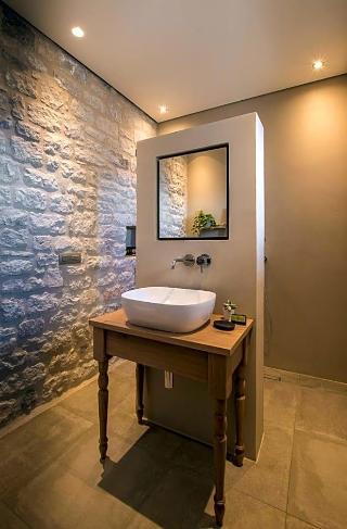 Bassa Maina Villas & Suites