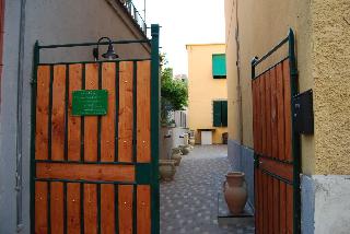 Guest House A Stone's Throw From The Port