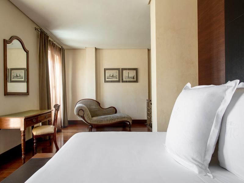 Hotel Villa Real image