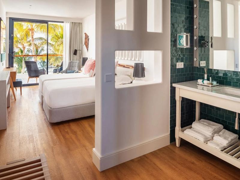 Hotel Fariones image