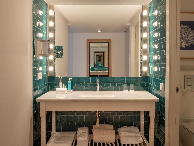 Hotel Fariones image