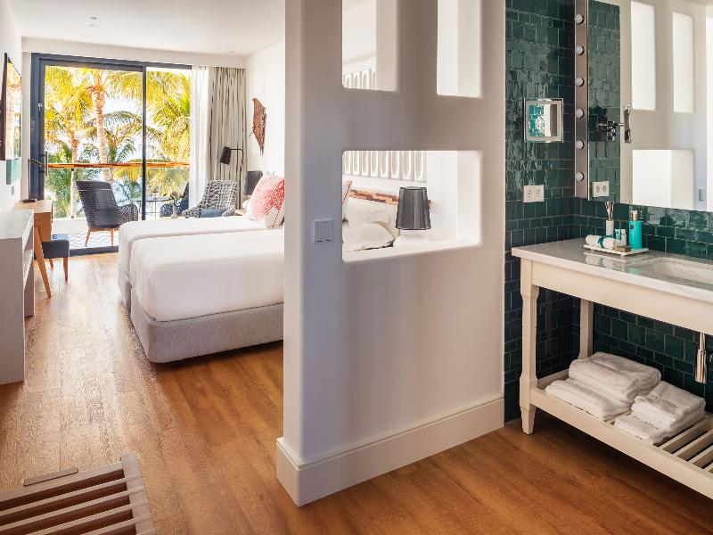 Hotel Fariones image