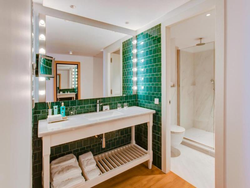 Hotel Fariones image