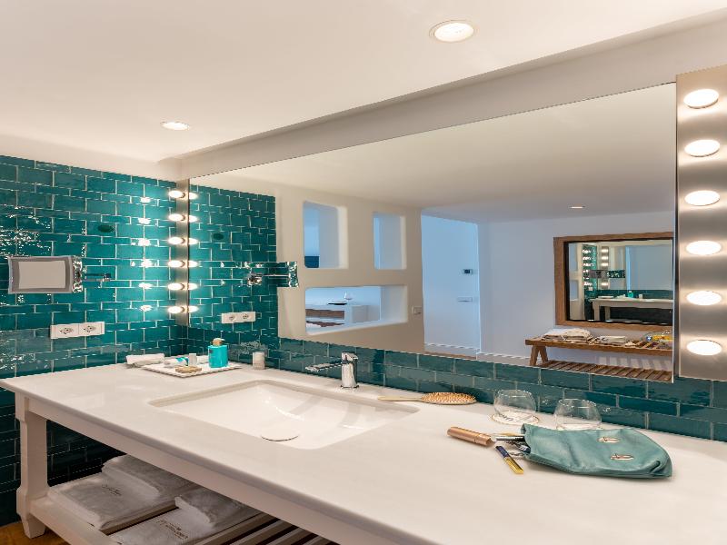 Hotel Fariones image