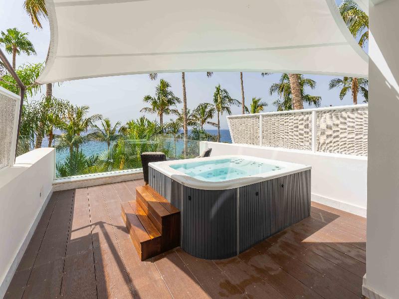 Hotel Fariones image