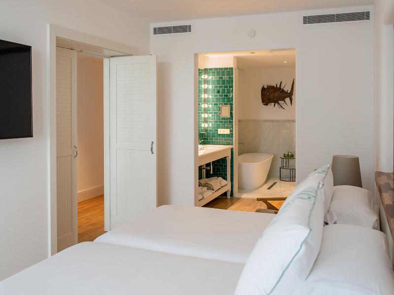 Hotel Fariones image