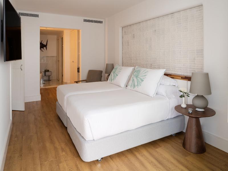 Hotel Fariones image