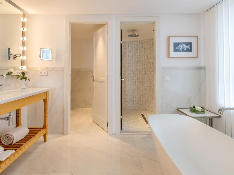 Hotel Fariones image