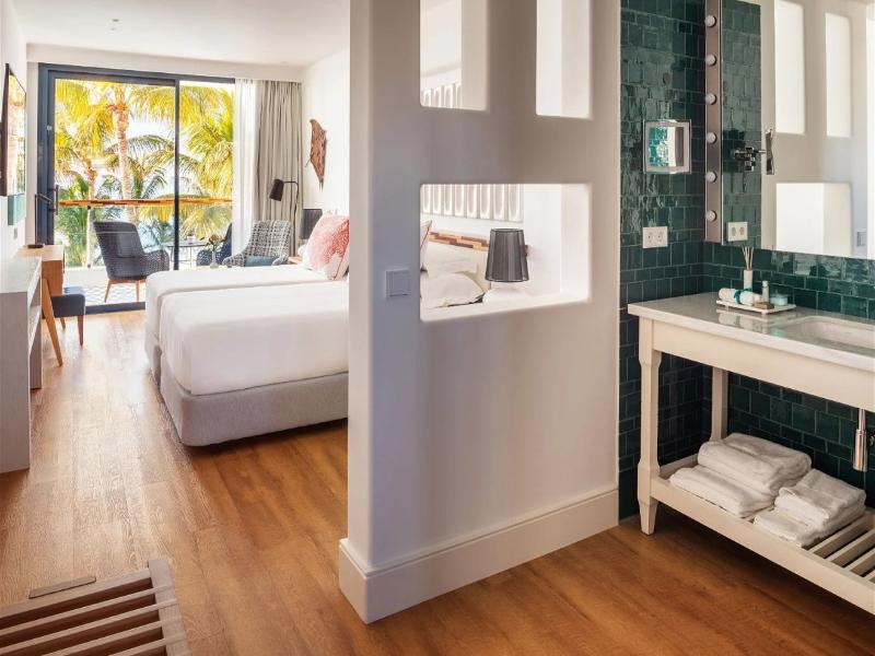 Hotel Fariones image