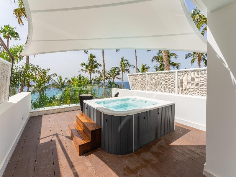 Hotel Fariones image