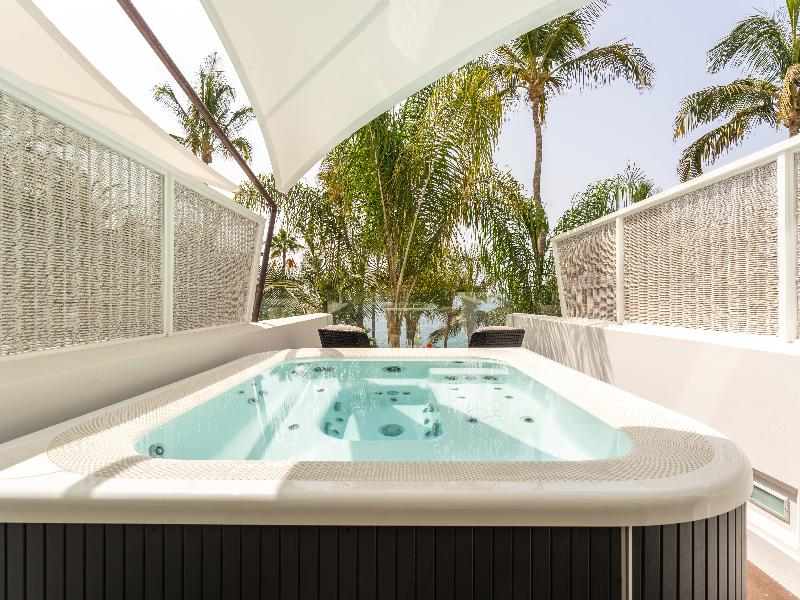 Hotel Fariones image
