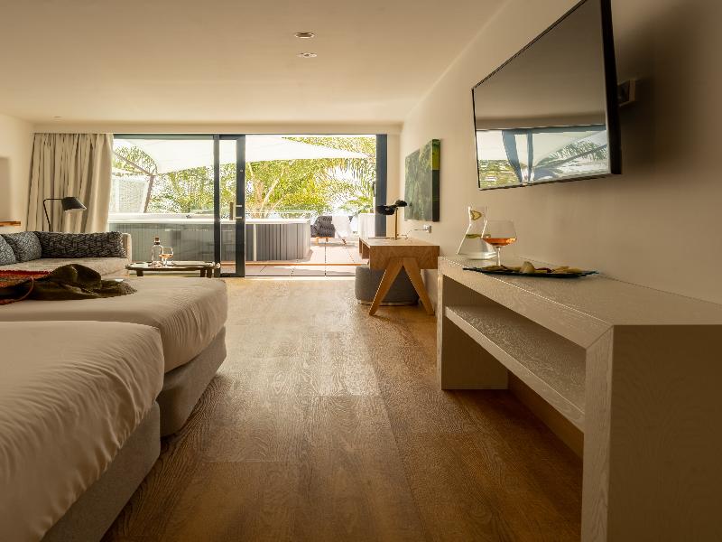 Hotel Fariones image