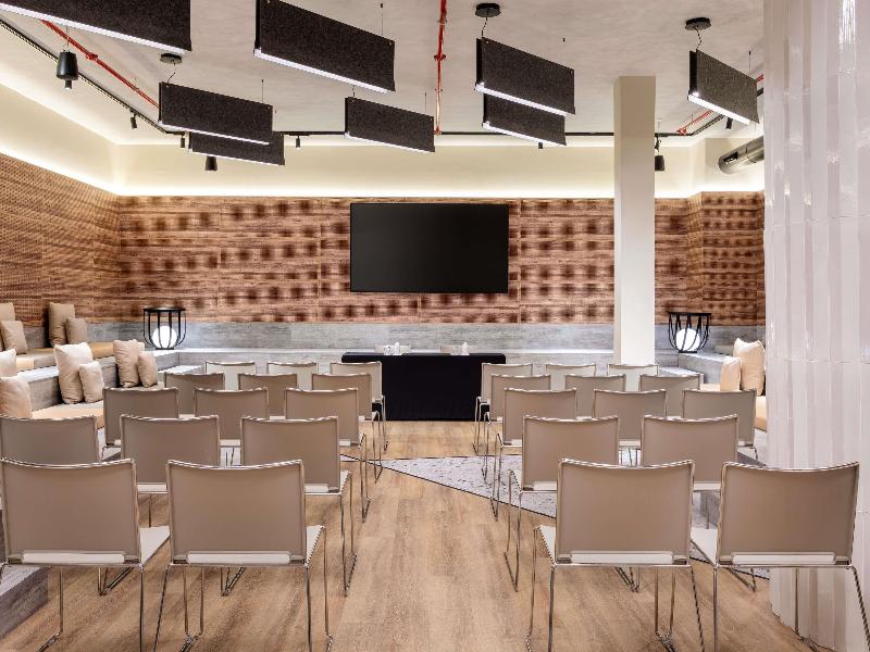 Novotel Valencia Lavant image